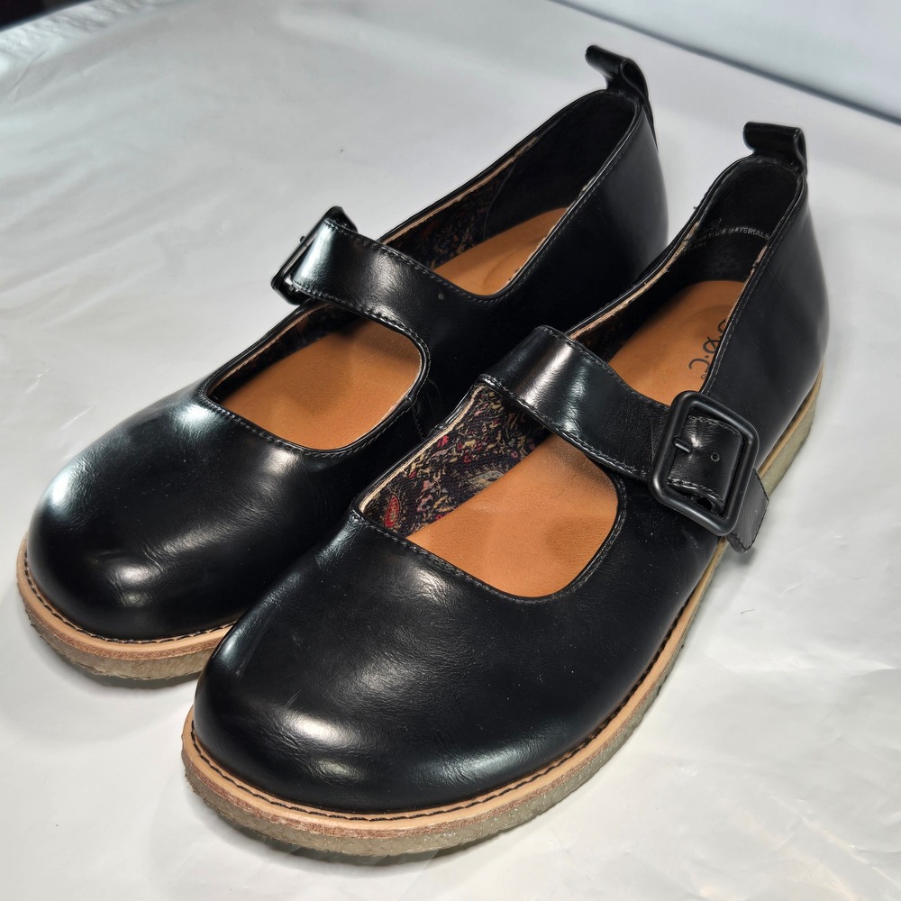 Women's Boho size 9.5M Mary Jane Shoes Black Flats Buckle B.O.C. Borne Concept